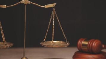 conceito de justiça e direito. juiz masculino em um tribunal com o martelo, trabalhando com, computador e teclado de encaixe, óculos, na mesa na luz da manhã video