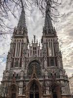 antigua iglesia gótica ortodoxa, católica, gris, medieval, espeluznante y espeluznante con torres. arquitectura europea foto