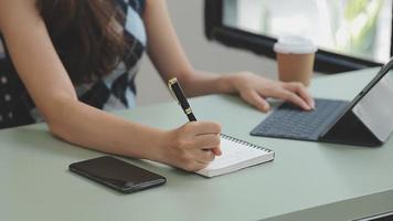 Geschäftsmann, der mit Smartphone und Laptop und digitalem Tablet-Computer im Büro mit digitalen Marketingmedien im virtuellen Symbol arbeitet video