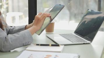 homme d'affaires travaillant avec un téléphone intelligent et un ordinateur portable et une tablette numérique au bureau avec des supports de marketing numérique dans une icône virtuelle video