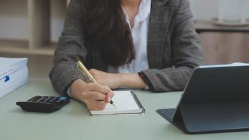 Geschäftsmann, der mit Smartphone und Laptop und digitalem Tablet-Computer im Büro mit digitalen Marketingmedien im virtuellen Symbol arbeitet video