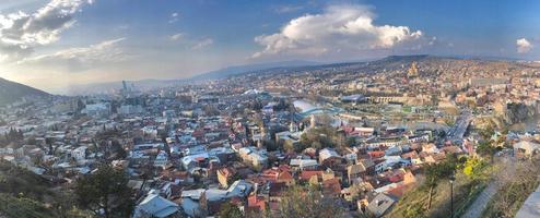 gran panorama con vistas desde lo alto de una hermosa ciudad turística con edificios y casas, árboles y plantas, naturaleza contra el cielo azul. arquitectura antigua europea foto