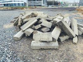 sitio de construcción. los bloques de hormigón yacen en una pila para la construcción de casas y edificios. material de construcción para la construcción de casas y caminos foto