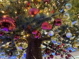 árbol de navidad decorado en la calle con pelotas, juguetes foto