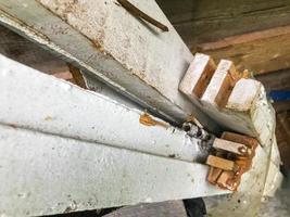 los tableros pintados de blanco se apilan verticalmente. barras delgadas para construir una casa. material para la fabricación de estantes, paredes, marcos de ventanas. tablones de madera, madera, casa de troncos foto