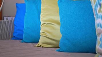 linda e confortável decoração de travesseiros no sofá video