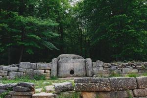 antiguo dolmen de azulejos en el valle del río jean. monumento de arqueología estructura megalítica foto