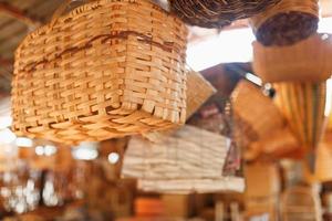 cestas de mimbre hechas a mano, artículos y recuerdos en el mercado de artesanía de la calle foto