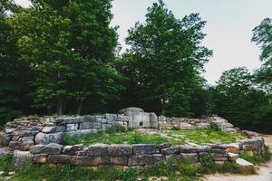 antiguo dolmen de azulejos en el valle del río jean. monumento de arqueología estructura megalítica foto