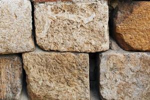 la mampostería áspera de grandes bloques de una estructura antigua, como una textura de un muro de piedra de grandes bloques. foto