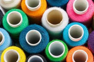 coloridos carretes de hilo de coser. hilo de colores para coser foto