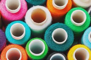 coloridos carretes de hilo de coser. hilo de colores para coser foto