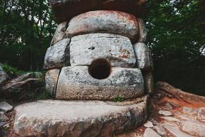 antiguo dolmen compuesto redondo en el valle del río jean, monumento de arqueología estructura megalítica. foto