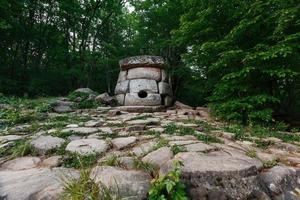 antiguo dolmen compuesto redondo en el valle del río jean, monumento de arqueología estructura megalítica. foto