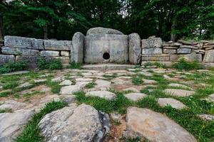 antiguo dolmen de azulejos en el valle del río jean. monumento de arqueología estructura megalítica foto