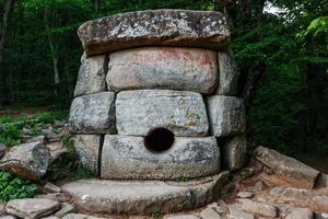 antiguo dolmen compuesto redondo en el valle del río jean, monumento de arqueología estructura megalítica. foto