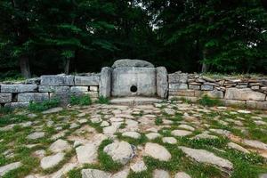 antiguo dolmen de azulejos en el valle del río jean. monumento de arqueología estructura megalítica foto