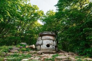 antiguo dolmen compuesto redondo en el valle del río jean, monumento de arqueología estructura megalítica. foto