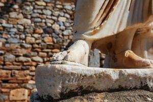 elementos de las piernas de mármol de una antigua estatua de la ciudad en ruinas de éfeso en turquía. foto