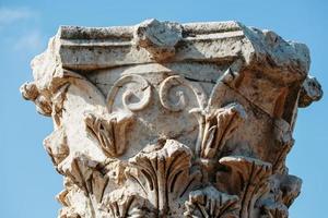 columnas de elementos de edificios, partes de las ruinas y antigüedad de los antiguos. foto