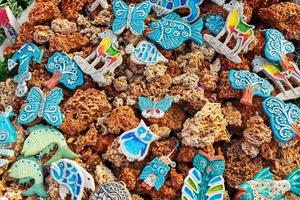 juguetes de cerámica azul del mal de ojo en forma de diferentes corales animales. foto