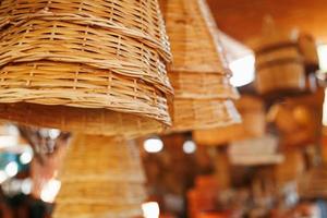 cestas de mimbre hechas a mano, artículos y recuerdos en el mercado de artesanía de la calle foto