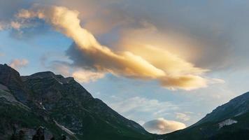 montaña rocosa alta escarlata al atardecer. reserva caucásica, pez de montaña, región de krasnodar foto