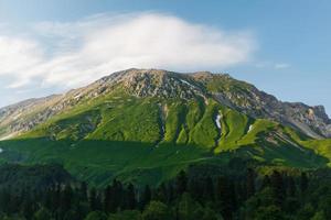 tierras altas y verdes prados oshten fisht en la reserva del cáucaso. reserva caucásica, montaña, región de krasnodar foto
