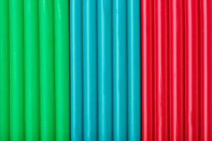 arcilla blanda de briquetas de color verde, azul y rojo para modelar. material plástico colorido para la educación artística infantil. foto