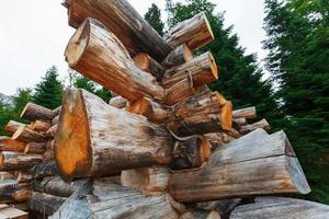 troncos redondos doblados de la fachada de una antigua cabaña de troncos, fondo de madera o madera rústica foto