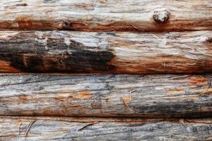 textura de fachada de madera de cabaña de troncos o fondo horizontal de madera rústica. pantalla completa foto