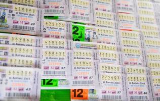 Billetes de lotería tailandesa en caja abierta en la calle Tailandia foto