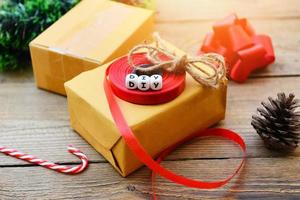 concepto de regalo de bricolaje: regalos de navidad envueltos en casa con herramientas y decoraciones en madera, caja de regalo de bricolaje envuelta en papel marrón para navidad o año nuevo foto