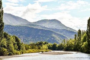 montañas y río foto