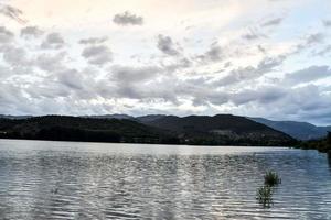 día nublado sobre el agua foto