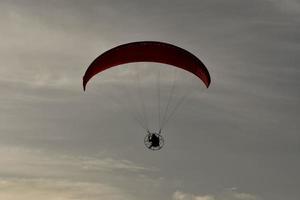 parapente en el cielo foto