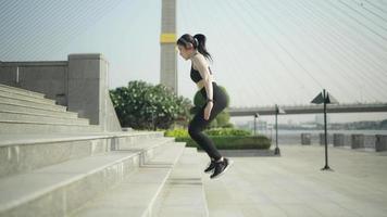 mujer joven deportiva haciendo ejercicio de fitness de sentadillas de salto para entrenamiento de piernas explosivas. video