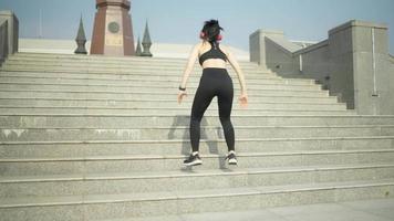 sportief jong vrouw aan het doen springen squats geschiktheid oefening voor explosief poten training. video