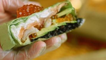 combinação de sushi e burritos. lichia também é usado para sabor residual. video