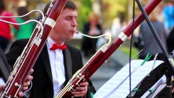 apresentação de orquestra, big band de músicos profissionais video