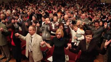 folkmassan på kyrka på söndag video