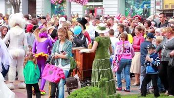 la gente se divierte en el desfile de carnaval en la ciudad video