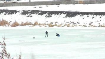 gens marchant sur la glace, jour d'hiver video