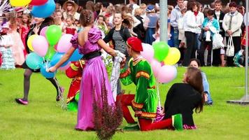 mensen hebben pret Bij carnaval optocht in de stad video