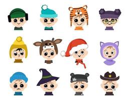 conjunto de avatar infantil con ojos grandes y amplia sonrisa y diferentes emociones en el sombrero. niño lindo con cara alegre o triste en traje festivo para año nuevo y navidad. ilustración plana vectorial vector