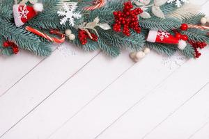 composición navideña hecha de pino, estrellas y decoraciones festivas vista superior. plano de navidad foto