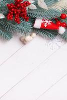 composición navideña hecha de pino, estrellas y decoraciones festivas vista superior. plano de navidad foto