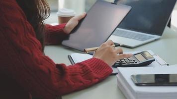 uomo d'affari Lavorando con inteligente Telefono e il computer portatile e digitale tavoletta computer nel ufficio con digitale marketing media nel virtuale icona video