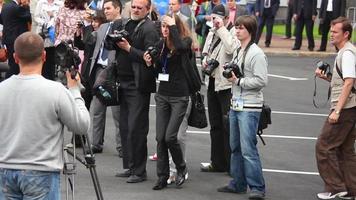 fotógrafo y videógrafo en el trabajo, evento público al aire libre video