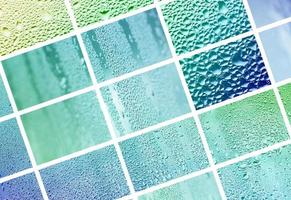 un collage de muchos fragmentos diferentes de vidrio, decorado con gotas de lluvia del condensado. tonos primaverales con colores verde y azul foto
